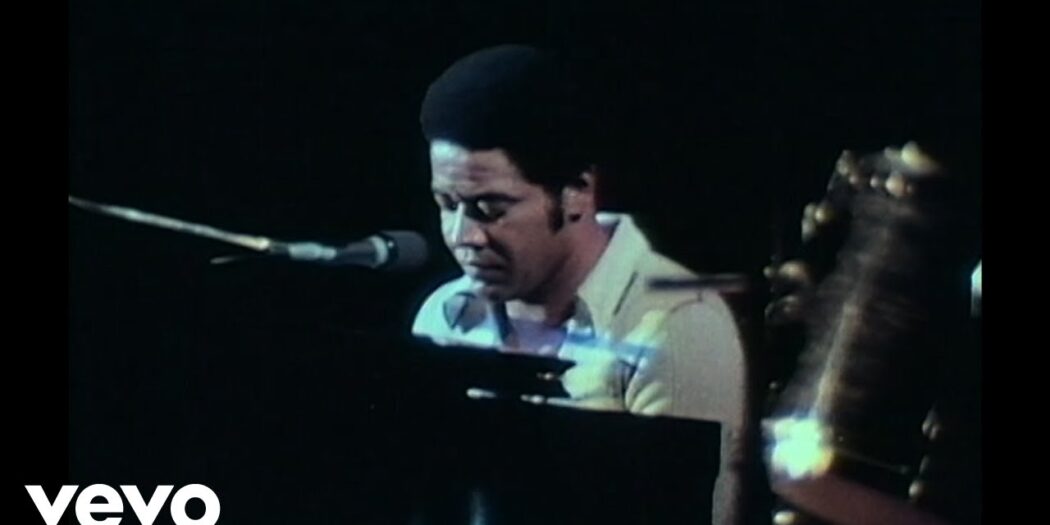 Bill Withers at the piano singing Lean On Me live in Chicago in 1972