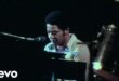 Bill Withers at the piano singing Lean On Me live in Chicago in 1972