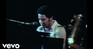 Bill Withers at the piano singing Lean On Me live in Chicago in 1972