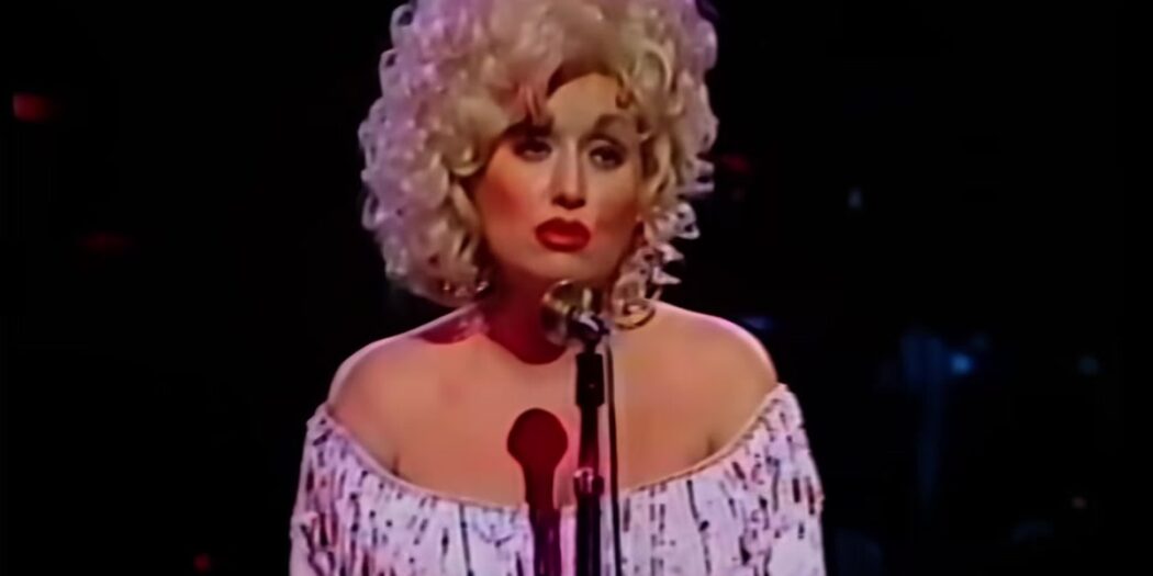 Dolly Parton sings Coat of Many Colors on stage