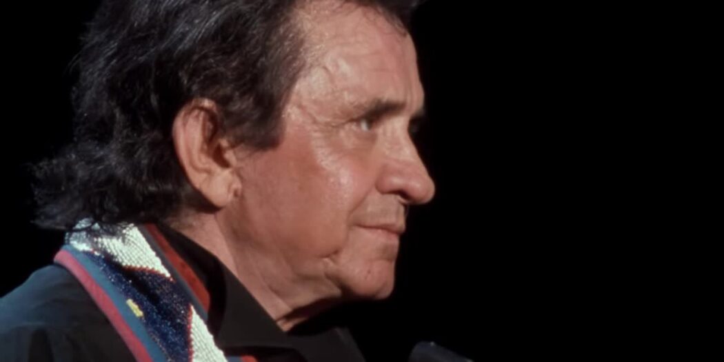Johnny Cash performs Ragged Old Flag with The Highwaymen at Nassau Coliseum in 1990