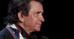 Johnny Cash performs Ragged Old Flag with The Highwaymen at Nassau Coliseum in 1990