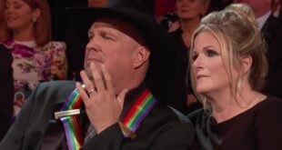 Garth Brooks and Trisha Yearwood watch Kelly Clarkson sing The Dance at the Kennedy Center Honors