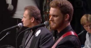 Noel and Ben Haggard performing their father's songs on Country's Family Reunion