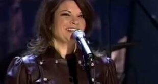 Rosanne Cash singing Tennessee Flat-Top Box at the Johnny Cash memorial concert in 2003