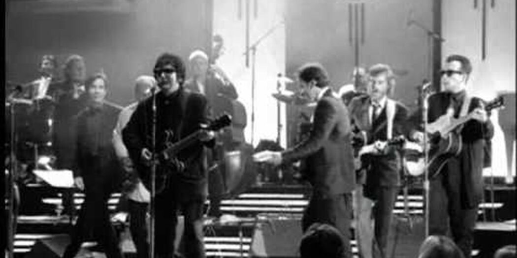 Roy Orbison performing Oh, Pretty Woman at A Black and White Night in 1987
