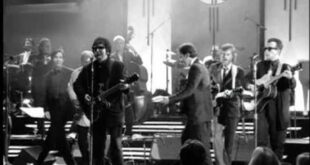 Roy Orbison performing Oh, Pretty Woman at A Black and White Night in 1987